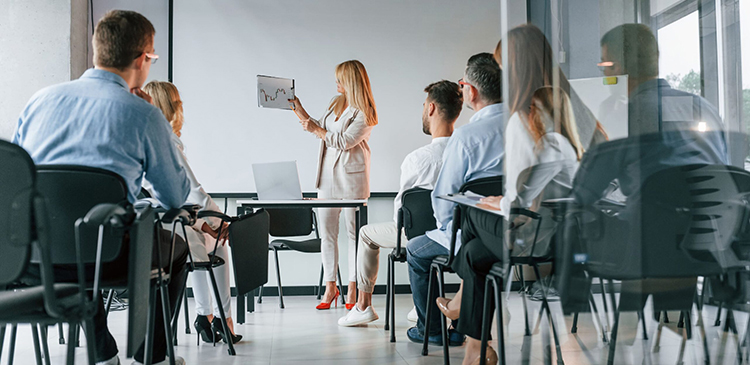Kursy sprzedażowe - czym są? Jak skutecznie rozwijać umiejętności handlowe? Poradnik