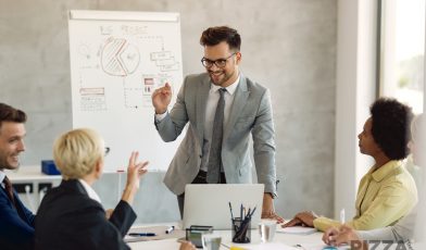 Manager - kim jest? Pełne zrozumienie roli, obowiązków i kluczowych umiejętności