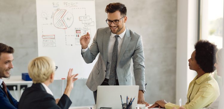 Manager - kim jest? Pełne zrozumienie roli, obowiązków i kluczowych umiejętności