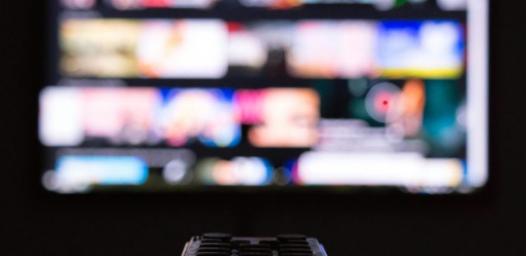 Media - co to? Kompletny przewodnik po rodzajach, funkcjach i historii komunikacji