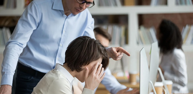 Mobbing w pracy - co to jest i jak sobie z nim poradzić? Pełny przewodnik