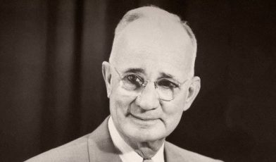 Napoleon Hill - kim był? Poznaj pioniera samorozwoju i autora bestsellera Myśl i bogać się