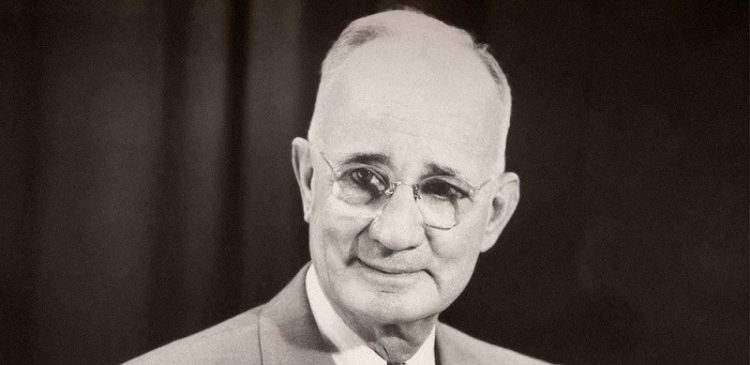 Napoleon Hill - kim był? Poznaj pioniera samorozwoju i autora bestsellera Myśl i bogać się