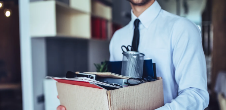 Odprawa przy zwolnieniu - co to jest, kiedy się należy i jak ją obliczyć? Poradnik