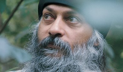 Osho - kim był ten guru? Poznaj życie, filozofię i dziedzictwo duchowego nauczyciela