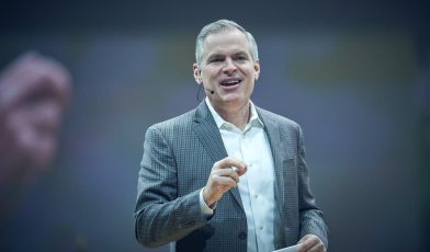 Patrick Lencioni - kim jest? Poznaj wizjonera pracy zespołowej i zdrowia organizacyjnego