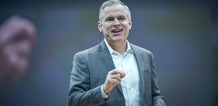 Patrick Lencioni - kim jest? Poznaj wizjonera pracy zespołowej i zdrowia organizacyjnego