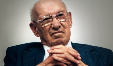 Peter Drucker - kim jest? Poznaj ojca nowoczesnego zarządzania i jego kluczowe idee w biznesie