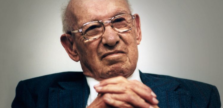 Peter Drucker - kim jest? Poznaj ojca nowoczesnego zarządzania i jego kluczowe idee w biznesie