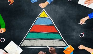 Piramida Maslowa - co to? Poznaj klucz do zrozumienia ludzkiej motywacji