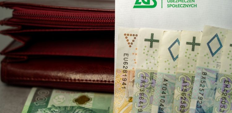 Ponowne przeliczenie emerytury - co to? Jak zwiększyć świadczenie z ZUS? Poradnik