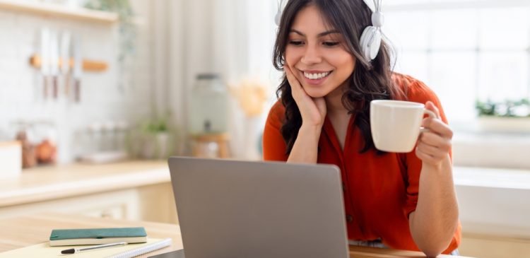 Praca hybrydowa - co to? Przewodnik po modelu pracy przyszłości