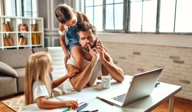 Praca zdalna okazjonalna - co to? Przewodnik po zasadach i korzyściach