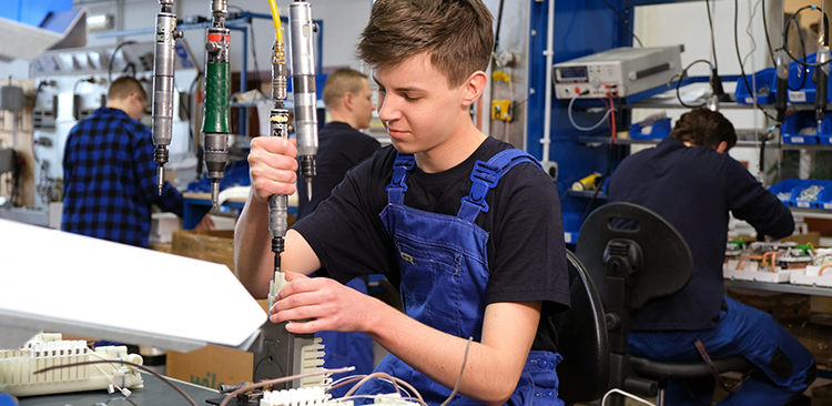 Pracownik młodociany - kto to jest i jakie ma prawa i obowiązki w pracy? Poradnik