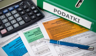 Przekroczenie progu podatkowego - co to? Co należy wiedzieć o stawkach i jak mądrze zarządzać finansami? Poradnik