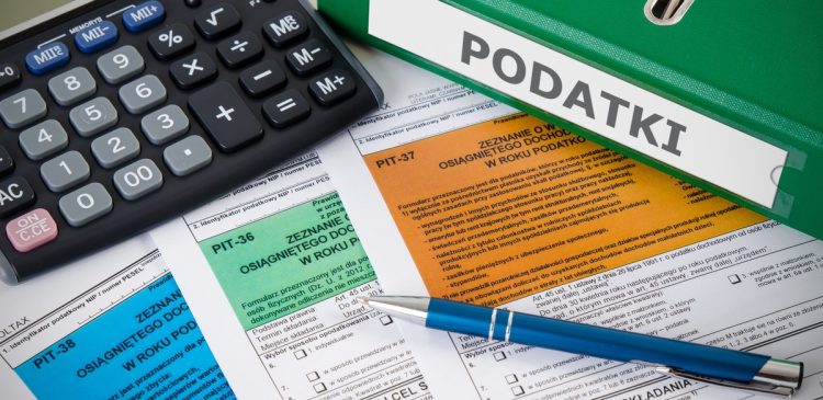 Przekroczenie progu podatkowego - co to? Co należy wiedzieć o stawkach i jak mądrze zarządzać finansami? Poradnik
