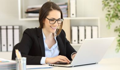 Samozatrudnienie - co to jest, kiedy warto i jakie są związki z rynkiem pracy? Poradnik