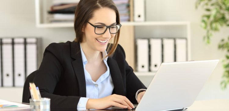 Samozatrudnienie - co to jest, kiedy warto i jakie są związki z rynkiem pracy? Poradnik