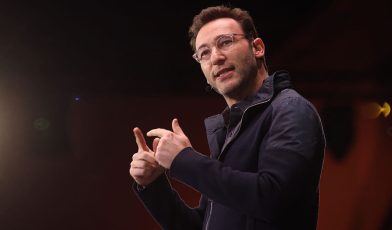 Simon Sinek - kim jest? Jak jego filozofia zmieniła myślenie o przywództwie i kulturze organizacyjnej?