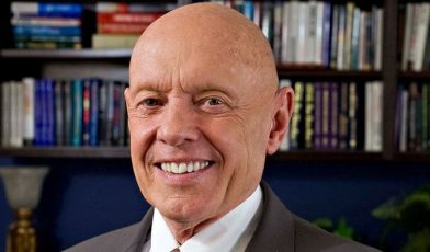 Stephen Covey - kim jest? Poznaj autora książki 7 nawyków skutecznego działania