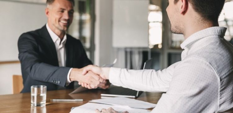 Stosunek pracy - co to? Przewodnik po Twoich prawach i obowiązkach