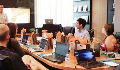 Szkolenia dla sprzedawców - czym są? Poznaj klucz do skutecznej sprzedaży i rozwoju umiejętności