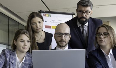 Szkolenie sprzedażowe - na czym polega? Jak podkręcić wyniki i być na bieżąco? Poradnik