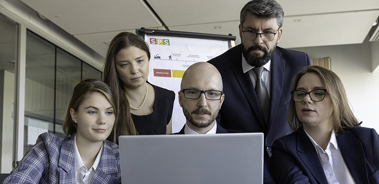 Szkolenie sprzedażowe - na czym polega? Jak podkręcić wyniki i być na bieżąco? Poradnik