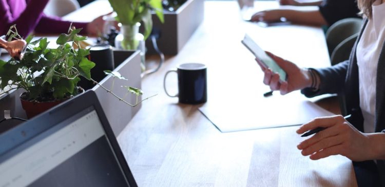 Techniki sprzedaży B2B - co to? Kompletny przewodnik po procesach, narzędziach i trendach