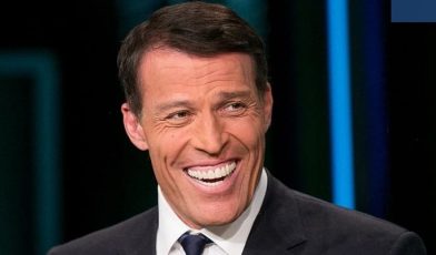 Tony Robbins - kim jest? Przewodnik po jego życiu i sukcesach