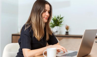 Wirtualna asystentka - kim jest, co robi i jak może pomóc Twojemu biznesowi? Poradnik