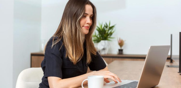 Wirtualna asystentka - kim jest, co robi i jak może pomóc Twojemu biznesowi? Poradnik