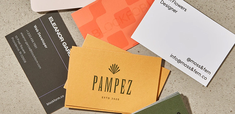 Wizytówka - co to? Wszystko, co musisz wiedzieć o jej projektowaniu i jej funkcjach