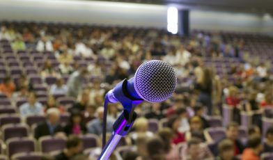 Wystąpienia publiczne - czym są? Przewodnik po przygotowaniu, technikach i radzeniu sobie ze stresem