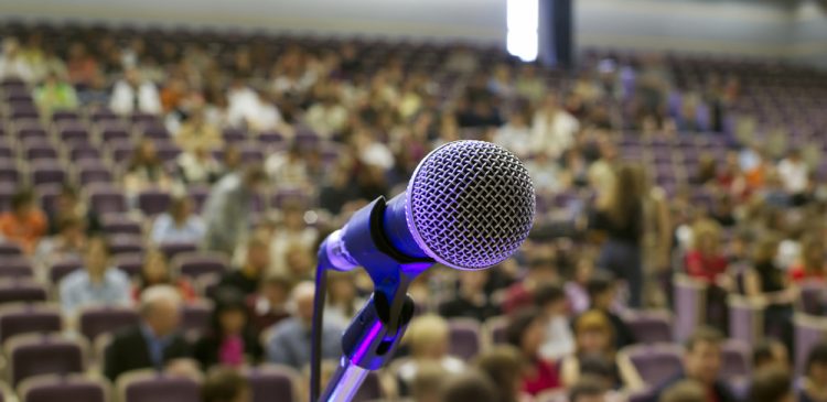 Wystąpienia publiczne - czym są? Przewodnik po przygotowaniu, technikach i radzeniu sobie ze stresem