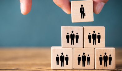 Zarządzanie - co to? Przewodnik po funkcjach, poziomach i kluczowych zasadach