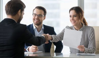 Zatrudnienie - co to? Wszystko o umowach, prawach i obowiązkach