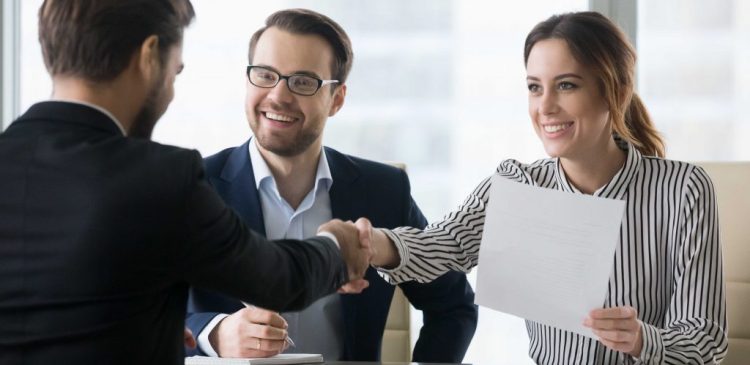 Zatrudnienie - co to? Wszystko o umowach, prawach i obowiązkach