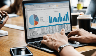 Analityk - kto to jest i jaką pełni funkcję? Kompletny przewodnik