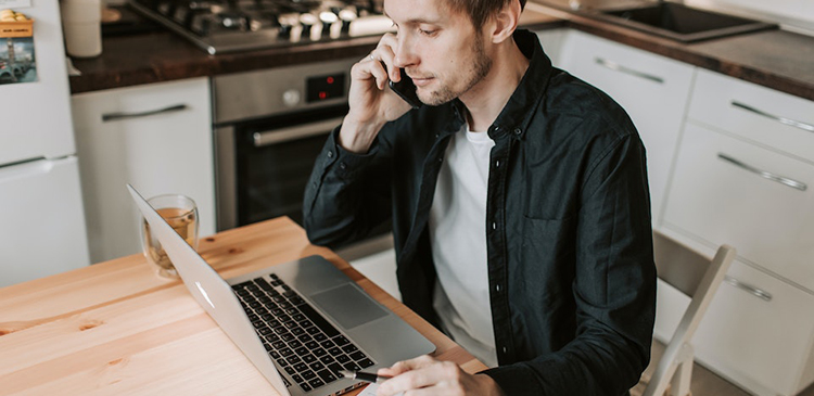 Jak zarabiać przez internet? Sprawdzone metody i praktyczne wskazówki