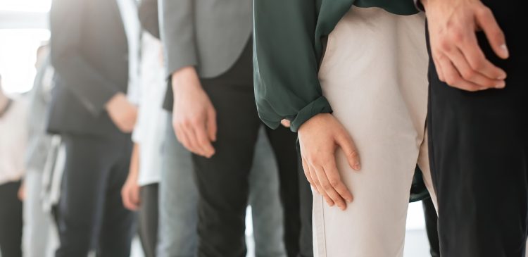 Społeczny dowód słuszności - co to jest, jak działa i gdzie go znaleźć? Poradnik