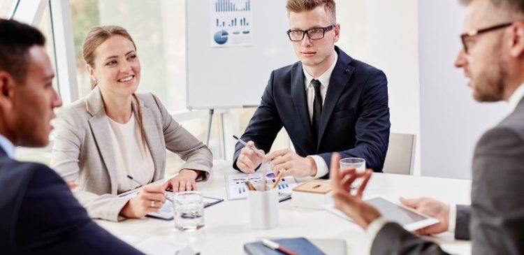 Taktyka - co to? Kompletny przewodnik po definicji, zastosowaniu i ewolucji