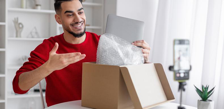 Unboxing - co to? Jak otwarcie pudełek zmienia decyzje zakupowe i buduje zaufanie? Przewodnik