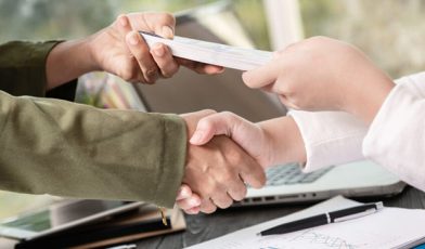 Postojowe w pracy - czym jest i kiedy Ci się należy? Poradnik