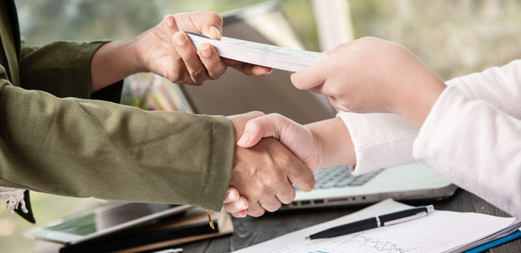 Postojowe w pracy - czym jest i kiedy Ci się należy? Poradnik