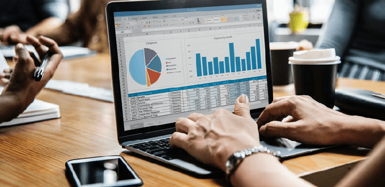 Analityk danych - kim jest, jakie ma obowiązki i jak rozwijać karierę? Przewodnik