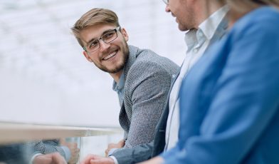 Kontakt werbalny - co to jest i dlaczego jest tak ważny w komunikacji? Przewodnik