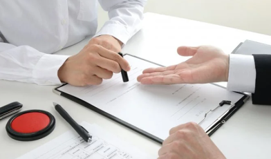 Umowa zlecenie a umowa o pracę - jakie są kluczowe różnice i kiedy wybrać dany typ umowy? Poradnik