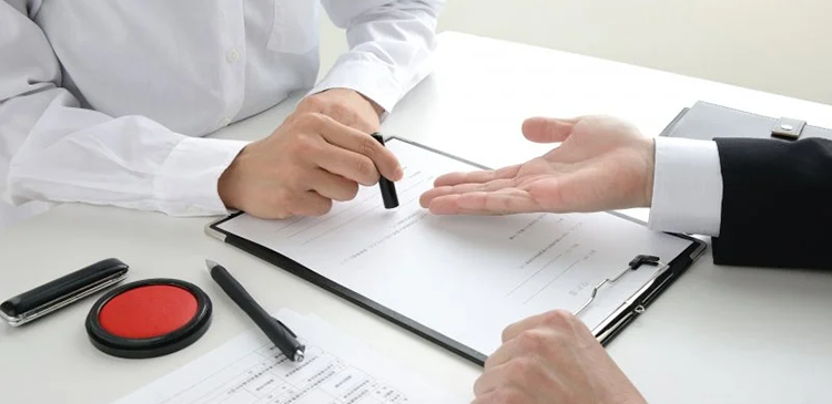 Umowa zlecenie a umowa o pracę - jakie są kluczowe różnice i kiedy wybrać dany typ umowy? Poradnik