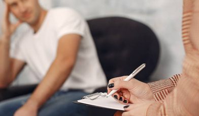 Wypowiedzenie umowy o pracę a zwolnienie lekarskie od psychiatry - jakie masz prawa? Poradnik